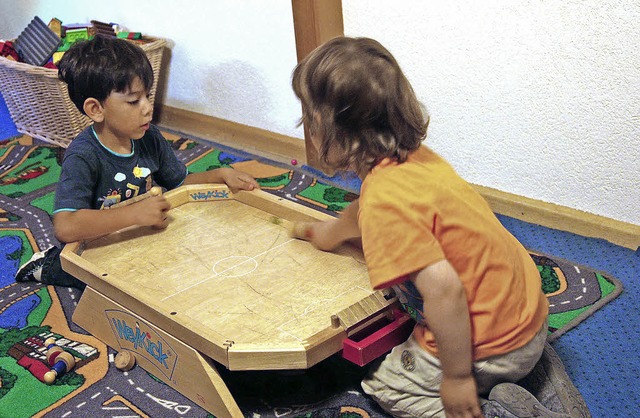 Der 6-jhrige Newen spielt gerne mit den anderen Kindern, hier am Tischfussball.  | Foto: Katharina Bartsch