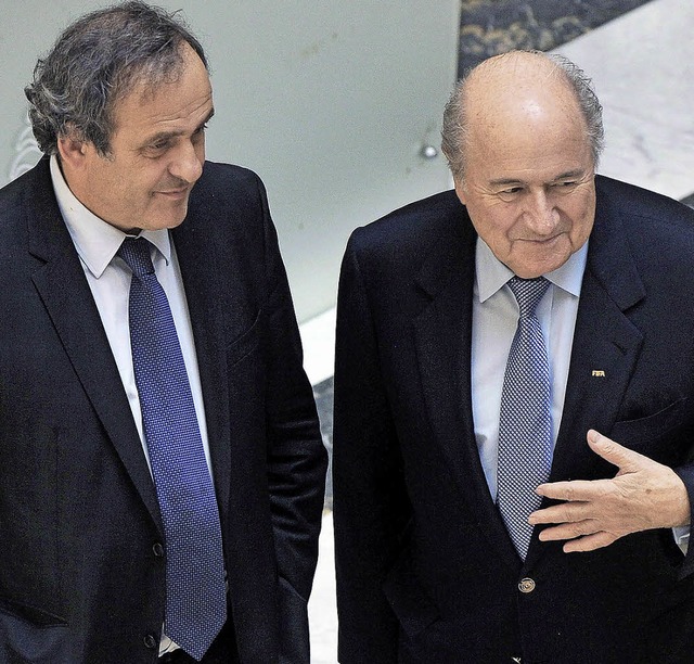 Der Franzose Michel Platini (links) b...Joseph Blatter das (Welt-)Fuballfeld.  | Foto: dpa