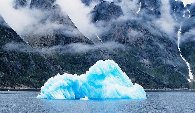 Frostiges Naturschauspiel:In den Fjor...den kalbenden Gletschern der Umgebung.  | Foto: dpa-tmn