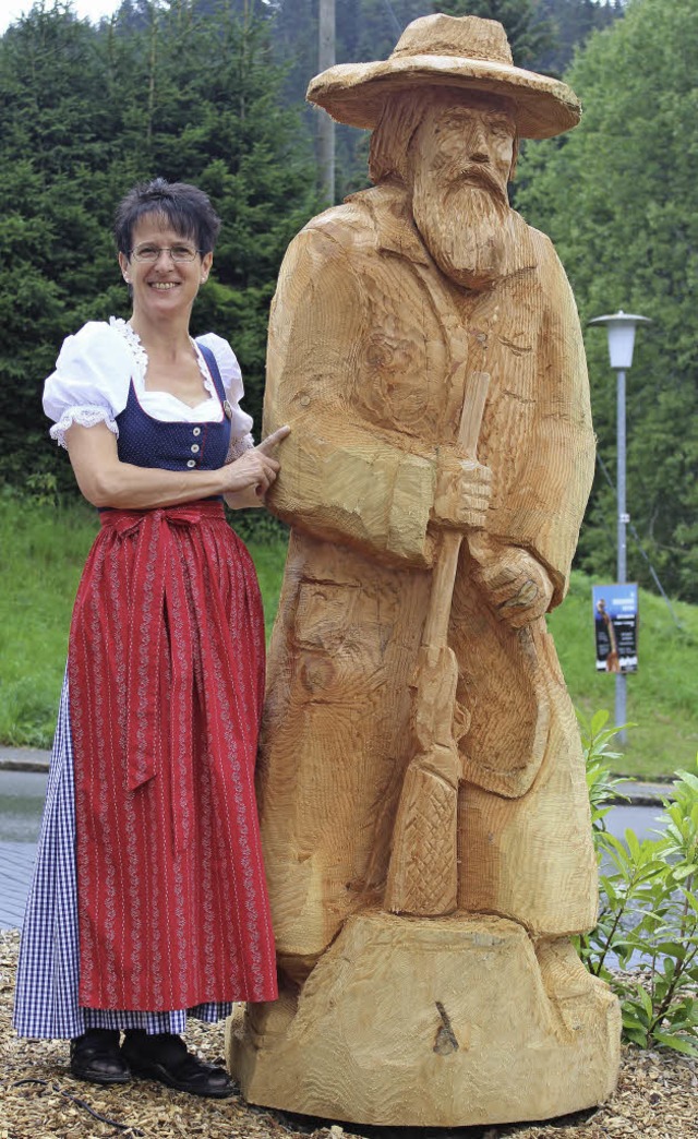 Angelika Wollenzien neben der neuen Skulptur des Lochheiri auf dem Vorhof.   | Foto: l. denz