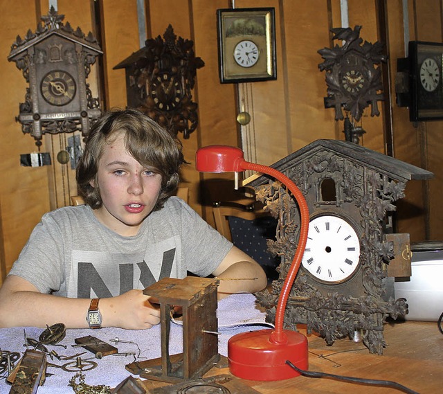 Der 15-jhrige Lucas Rupprecht aus Bre...h dabei den alten Uhren im Hotel Bad.   | Foto: Gert Brichta