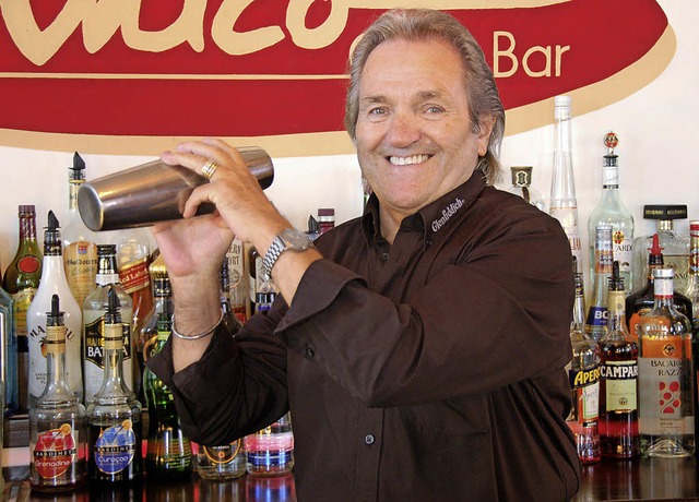 Bei Sigi Spth,  Offenburger Barkeeper...g mit dem Shaker nicht verlernt hat.    | Foto: Helmut Seller