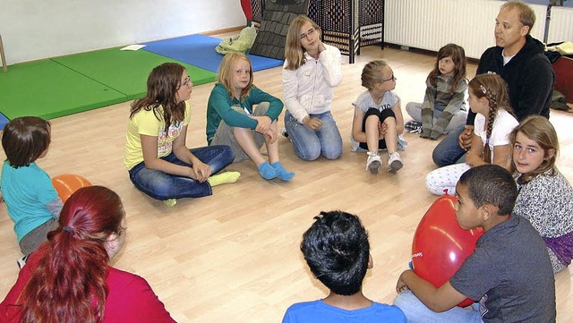 Besprechung im Schlusskreis beim  Theaterprojekt der Schlerhilfe in Umkirch.   | Foto: Karin Wortelkamp