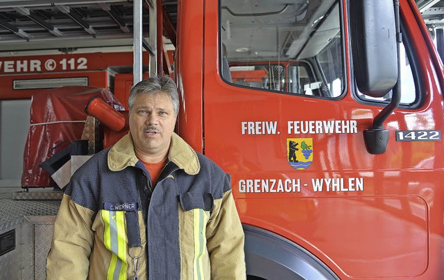 Komm&#8217; zur Feuerwehr, die hat gro...Claus Werner vor einem Einsatzfahrzeug  | Foto: Martin Eckert