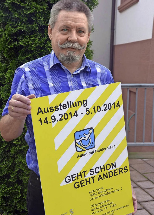 Wolfgang Bartsch mit dem Plakat der Au...eht schon &#8211; geht anders&#8220;.   | Foto: Ehrentreich