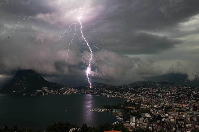 Potz Blitz: Dieses Exemplar entldt sich am Luganer See.  | Foto: Dominic Blaser