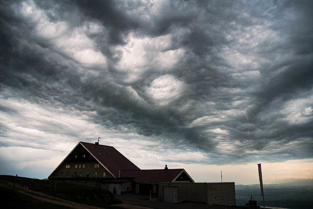 Mammatuswolken hängen wie riesige Beut... Unterseite von Gewitterwolken heraus.  | Foto: Dominic Blaser