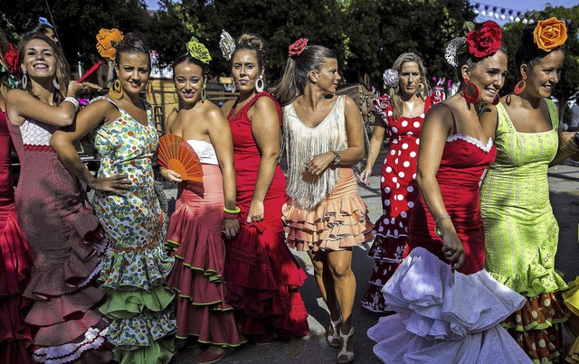 Frauen im andalusischen Mlaga feiern ...tmen &#8211; wohl bereit zum Flirten.  | Foto: dpa