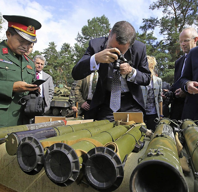 Prsident Poroschenko ist nicht nur mi...te  Waffen aus Russland prsentieren.   | Foto: dpa