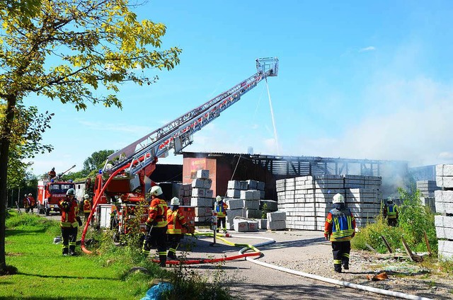 Am frhen Nachmittag brannte am Samsta...hlzerne Lagerhalle im Rheinhafen aus.  | Foto: Ulrich Senf