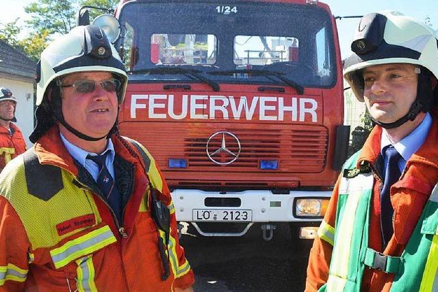 Weiler Feuerwehr verlsst Hochzeit in Galauniform, um brennende Holzbaracke zu lschen