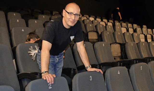 Kino-Chef Wolfgang Traber mit den neuen Sitzen  | Foto: FILLISCH