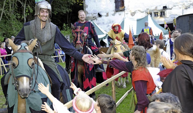 Echte Ritter zum Anfassen gab es fr d...pektakels auf dem Schloss Hohenlupfen.  | Foto: Dietmar Noeske