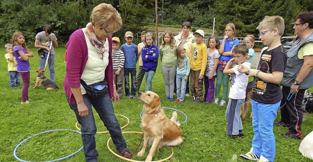 Zu Besuch bei den Hundefreunden Bonndo...Kinder im Rahmen des Ferienprogramms.   | Foto: Mann