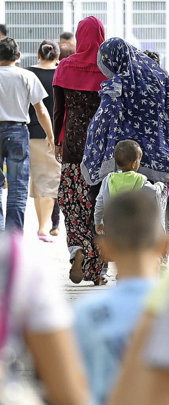 Flchtlinge vor der Landeserstaufnahme fr Asylbewerber (LEA) in Karlsruhe.   | Foto: dpa