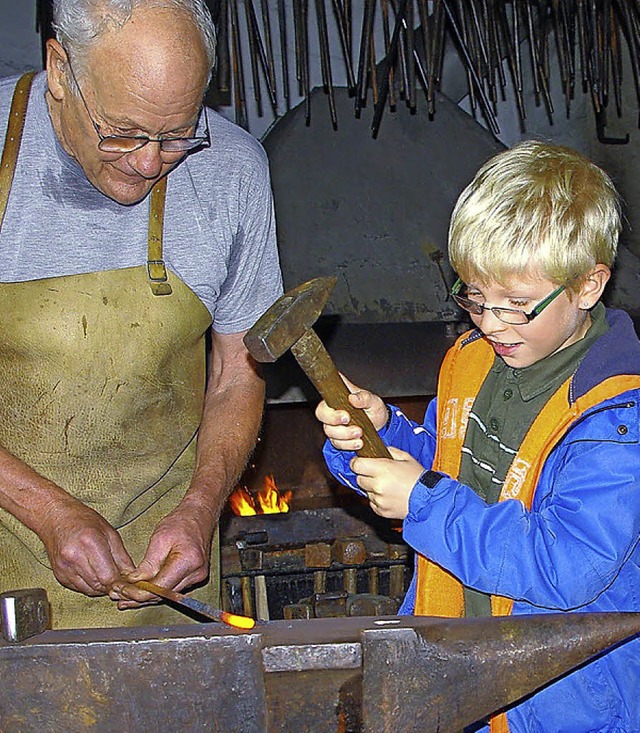 Franz Schtterer lt Luk probieren, wie schwer es ist, Eisen zu bearbeiten  | Foto: Rolf Reimann