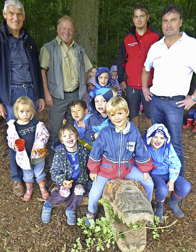 Freuen sich ber das neue Krokodil (vo... Heine &#8211; und jede Menge Kinder.   | Foto: Anne Freyer