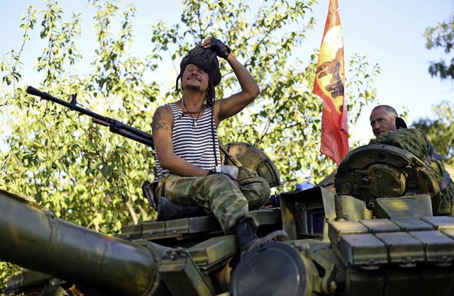 Entspannung auf dem Panzer: Prorussisc...warten auf ihren Einsatz bei Donetzk.   | Foto: dpa