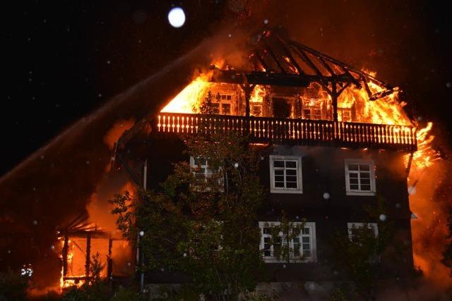 Menzenschwand: Bauernhaus und Scheune brennen aus