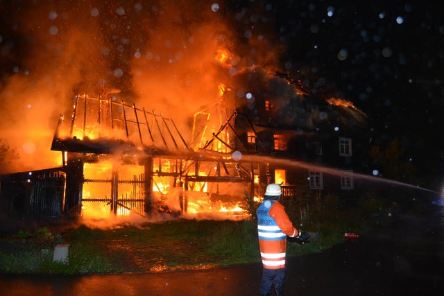 Das Bauernhaus und die Scheune in Menzenschwand brannten komplett aus.  | Foto: kamera24.tv