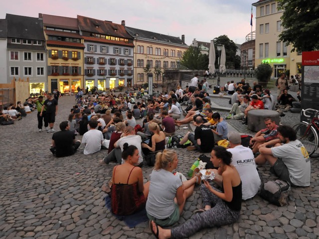 Auf dem Augustinerplatz in Freiburg pr...htschwrmern und Anwohner aufeinander.  | Foto: Michael Bamberger