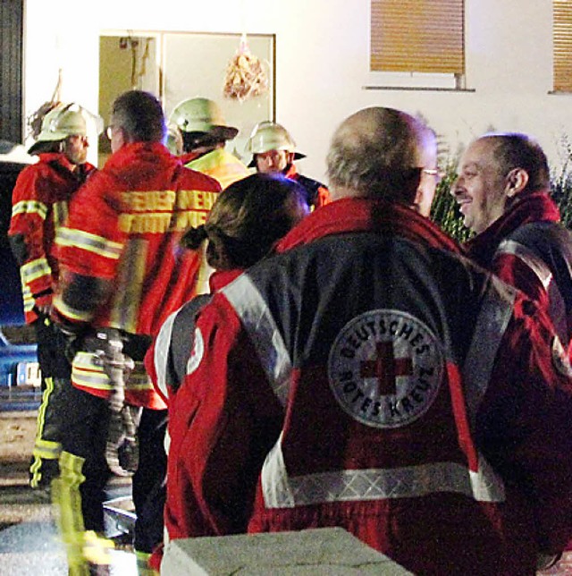Etliche Feuerwehrleute und Helfer des ...Kreuzes  waren vor Ort in Gottenheim.   | Foto: Horst David