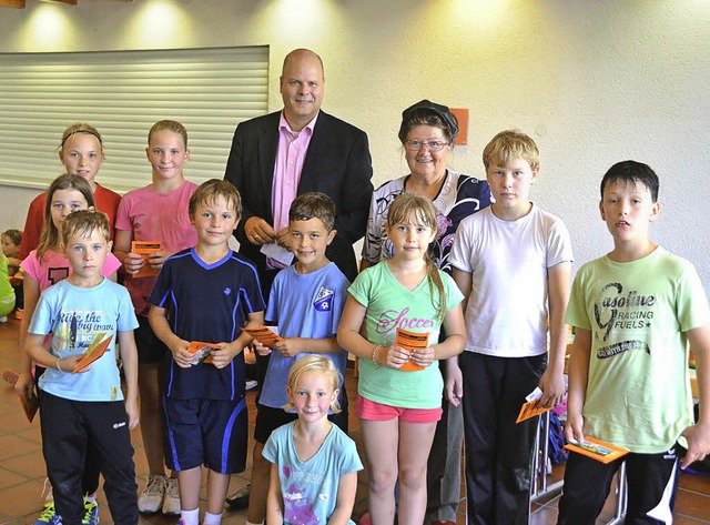 Brgermeister Jrgen Louis und Gisela ...Fr alle Kinder gab es   ein Geschenk.  | Foto: Schimanski