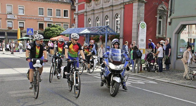 Mit Polizeieskorte begleitet machten s...iche Hchstleistungen zu absolvieren.   | Foto: Fotos: Karin Heiss