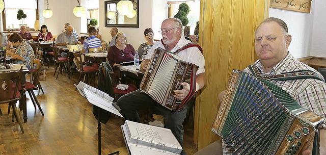 Peter Gieringer und Helmut Sahr haben ... Harmonika die Volkslieder begleitet.   | Foto: Sandra Decoux-Kone