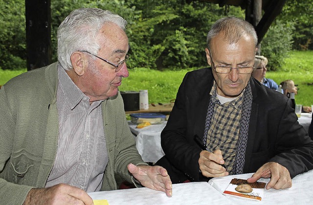 Schauspieler Peter Schell (rechts) gibt Autogramme.   | Foto: Privat