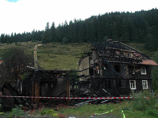 Keine Chance hatte die Feuerwehr, das brennende Bauernhaus zu retten.  | Foto: Christiane Sahli
