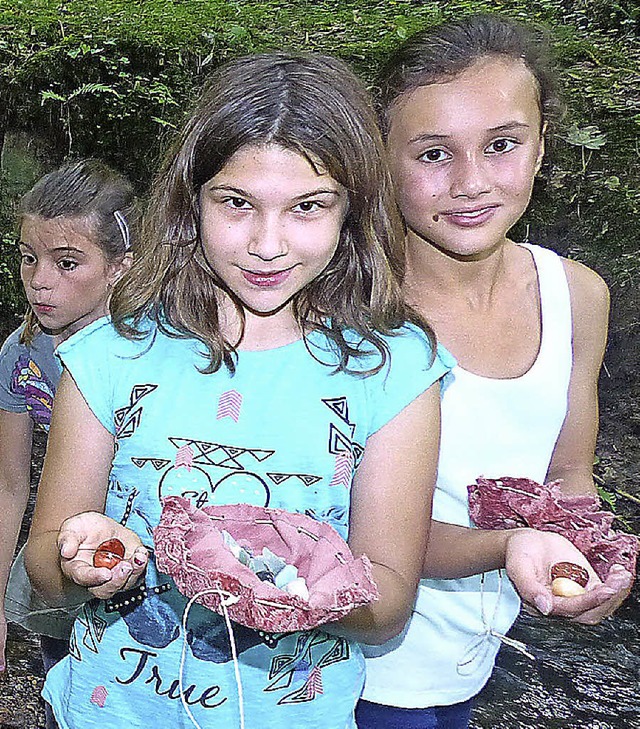 Die Kinder prsentieren stolz ihre gefundenen Schtze.   | Foto: Frank Leonhardt