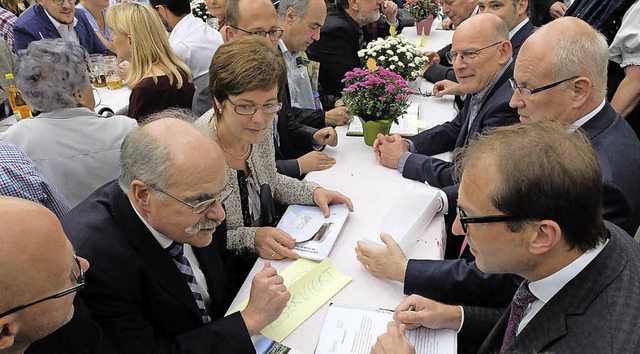 Treffen in Dunningen: Brgermeister Cl...obrindt (CSU) (von links) im Gesprch   | Foto:  Brgerinitiative