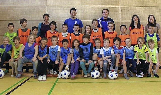 Die Schler der Fuball-AG im Schuljah...und  Janina Senn (AG Leiterin/Schule).  | Foto: zvg