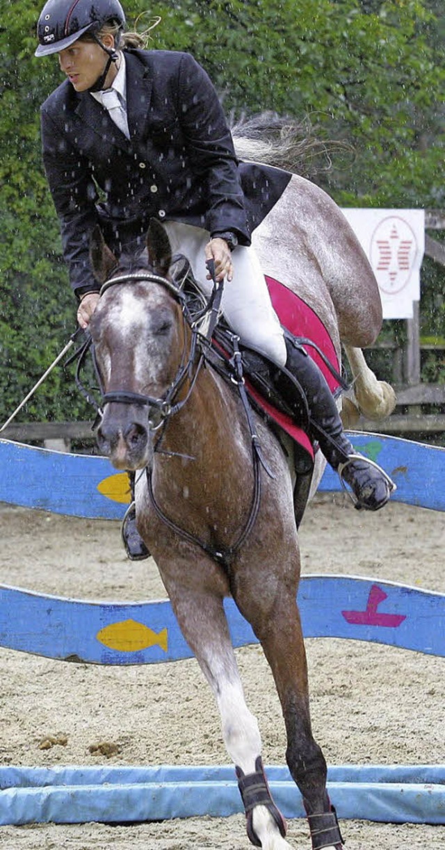 Der Laufenburger Roy Eisenhardt (RPH G...gewann auf Coco das Flutlichtspringen.  | Foto: Neubert