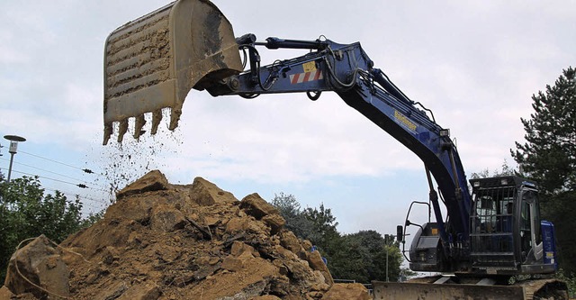 Ein Bagger reit die Erde stlich des ...t sollen spter Reihenhuser stehen.    | Foto: Max Schuler