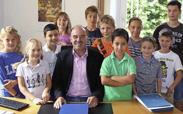 Gruppenbild mit Brgermeister: Kinder ...en Dieter Schneckenburger im Rathaus.   | Foto: Horst David