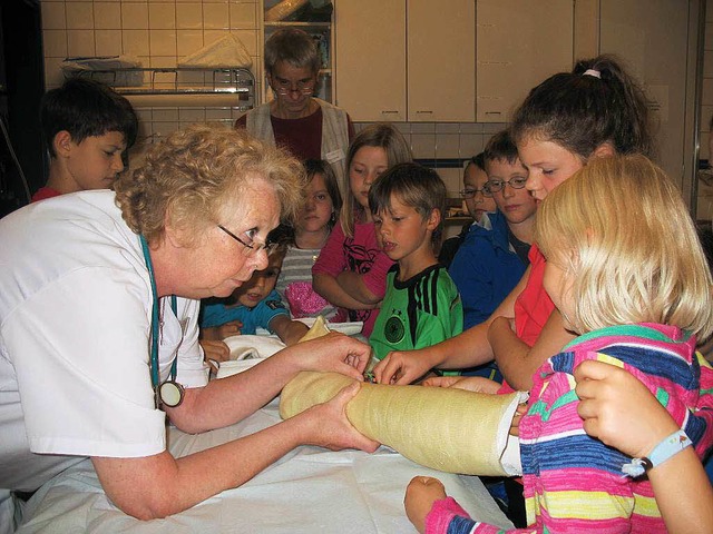 Krankenhaus zum Anfassen: Pflegefachfr... Kindern, wie stabil so ein Gips ist.   | Foto: Tanja Oldenburg