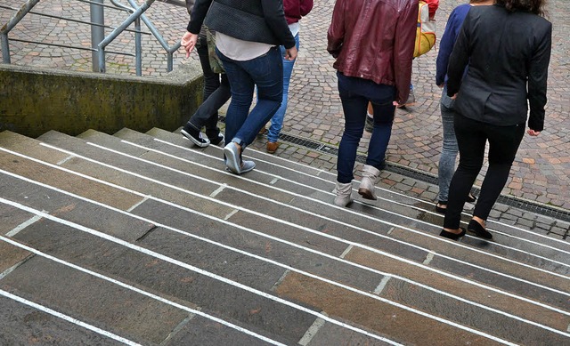 Gut zum Gehen, die Rathaustreppe mit weier Stufenmarkierung   | Foto: Ingrid Bhm-Jacob