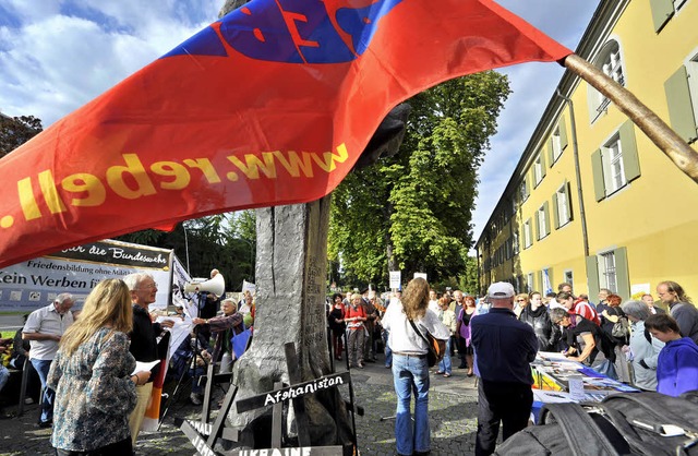 Teilnehmerinnen und Teilnehmer der Antikriegsdemo am Rotteckring   | Foto: Michael Bamberger