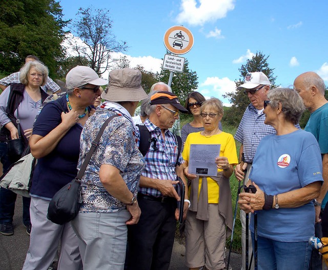 Ortsvorsteher Reinhard Brner (Mitte) ...rend der Brunnen- und Quellenfhrung.   | Foto: Petra Wunderle