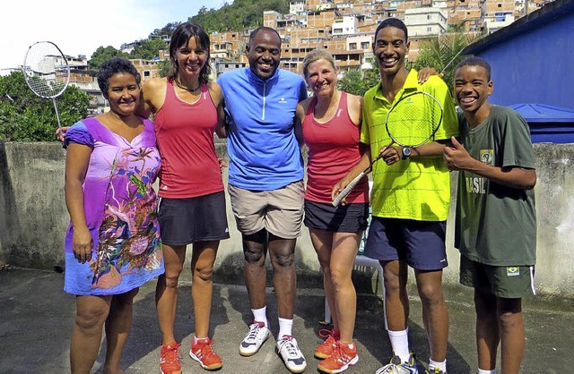 Nicole Grether (Zweite von links) und ...stiao de Oliveira und dessen Familie.   | Foto: zvg