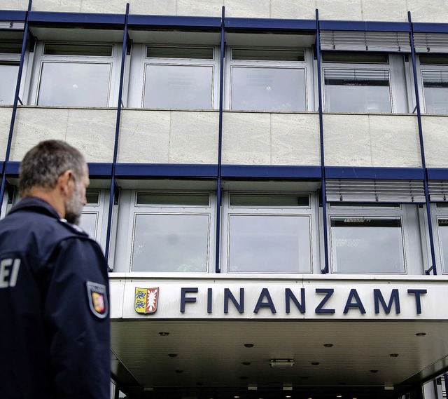 Polizei riegelt das Rendsburger Finanzamt ab.   | Foto: dpa