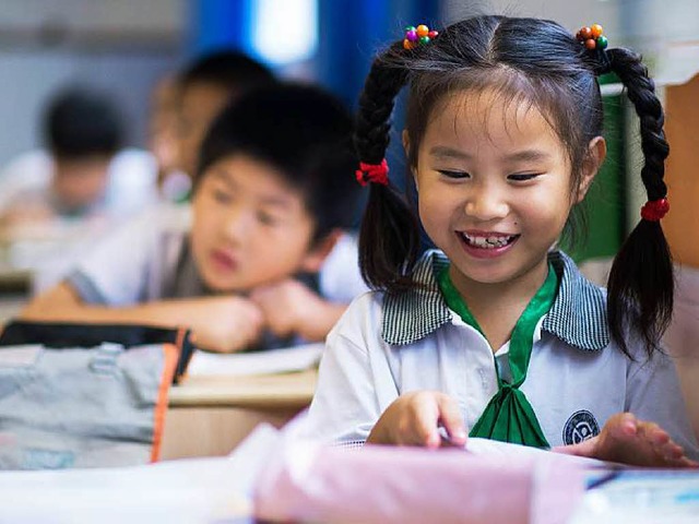 Die kleine Chinesin lacht am ersten Sc...ndschler leiden hufig unter Stress.   | Foto: aFP