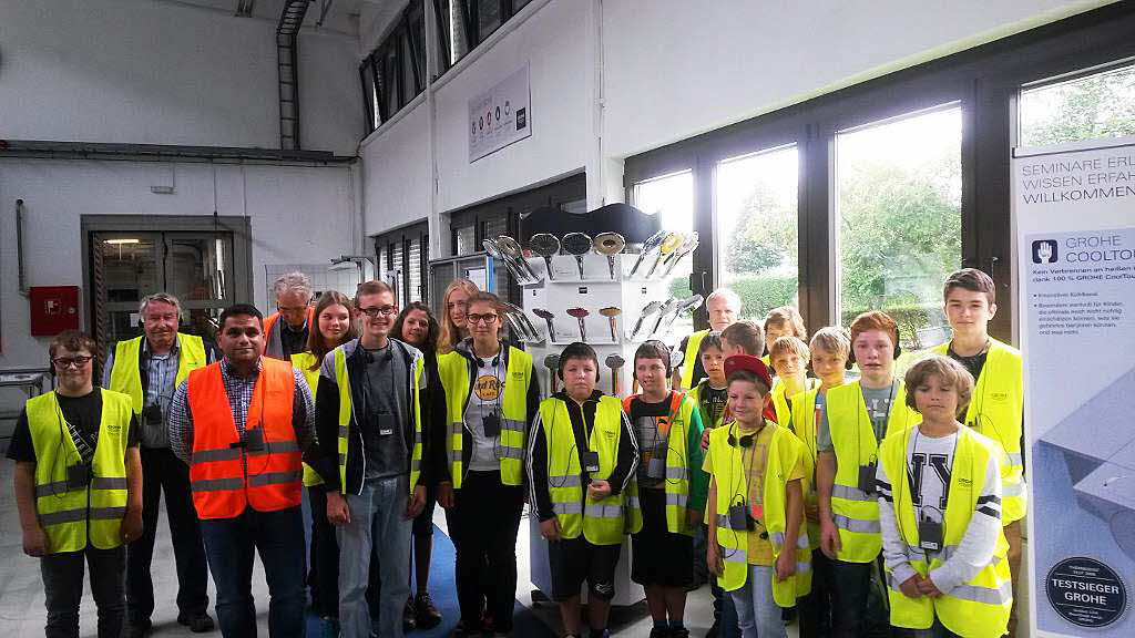 Kinder aus Kippenheim besuchen die Firma Grohe in Lahr.