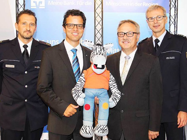 Versammeln sich um das kleine Zebra (v...tenecker,  Kurt Reith, und Gnter Kern  | Foto: Volksbank