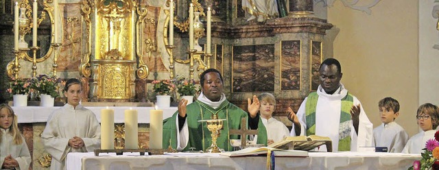Bischof Eugne C. Houndekon (Mitte)  u... Gebet whrend des Festgottesdienstes   | Foto: Adelbert Mutz