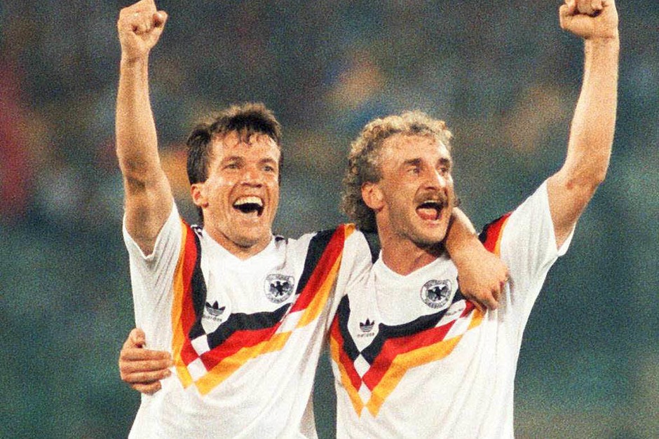 Lothar Matthäus (links), hier mit Stürmer Rudi Völler 1990, trug die Kapitänsbinde bei 75 Spielen und ist damit der Rekordspielführer (Foto: dpa) Lothar Matthäus (links), hier mit Stürmer Rudi Völler 1990, trug die Kapitänsbinde bei 75 Spielen und ist damit der Rekordspielführer (Foto: dpa)