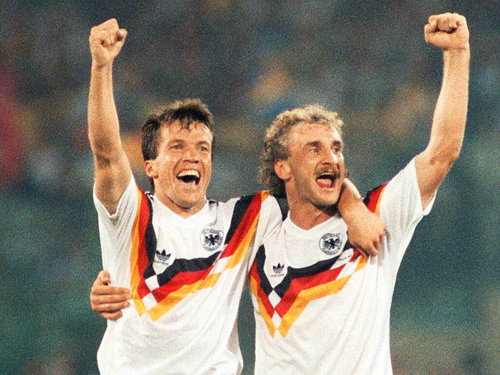 Lothar Matthus (links), hier mit Strmer Rudi Vller 1990, trug die Kapitnsbinde bei 75 Spielen und ist damit der Rekordspielfhrer