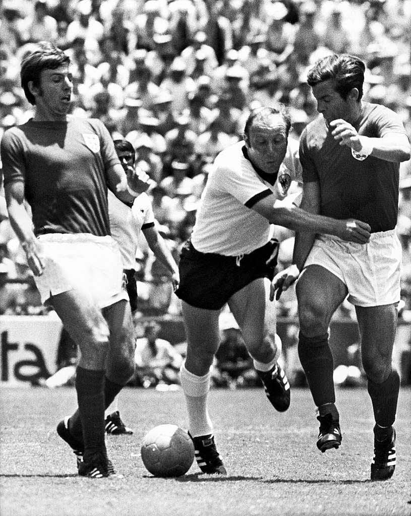Uwe Seeler (Mitte) beim WM-Viertelfinale 1970 gegen England. Der Strmer war bei 40 Spielen der Kapitn der deutschen Mannschaft.